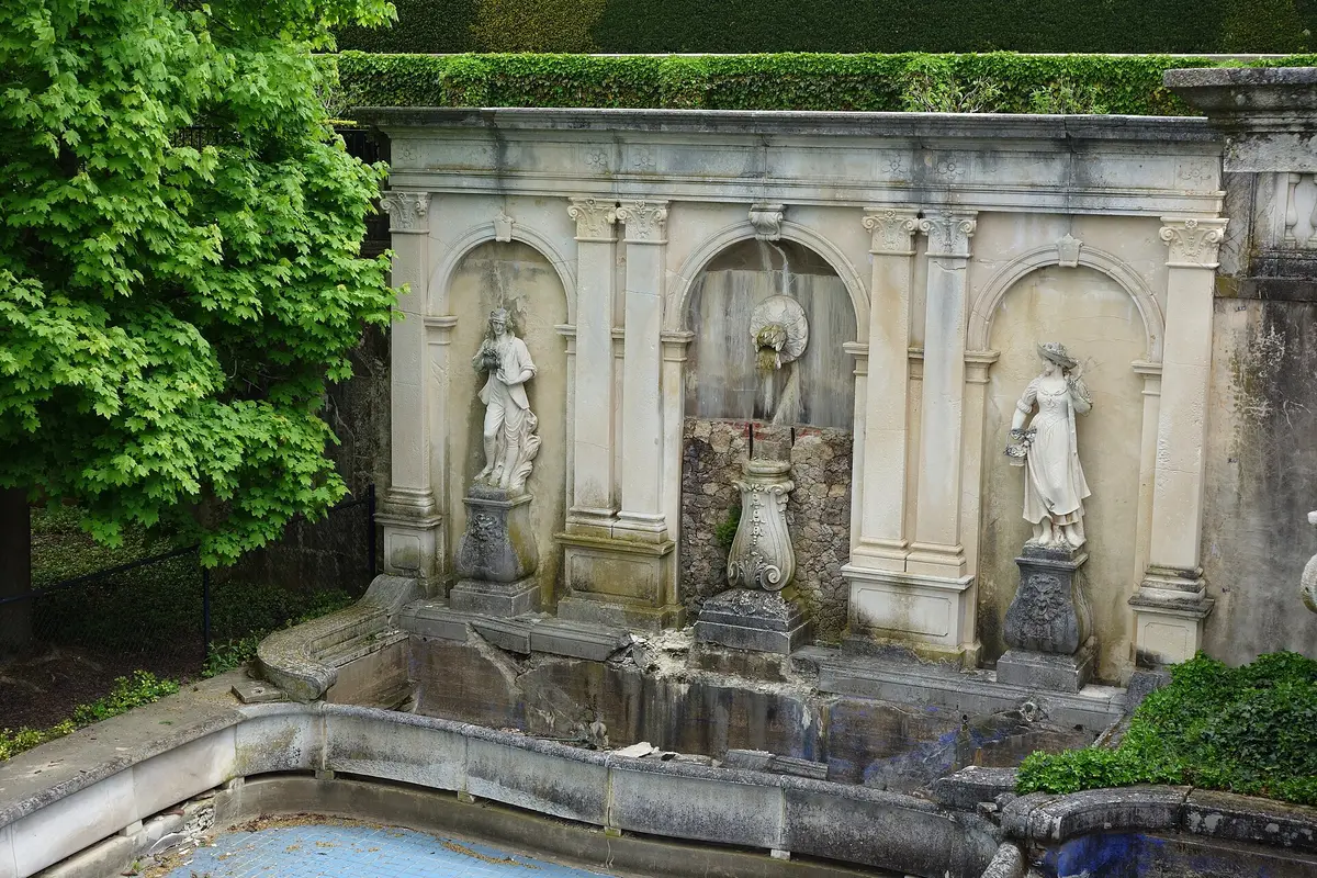 Wall fountains